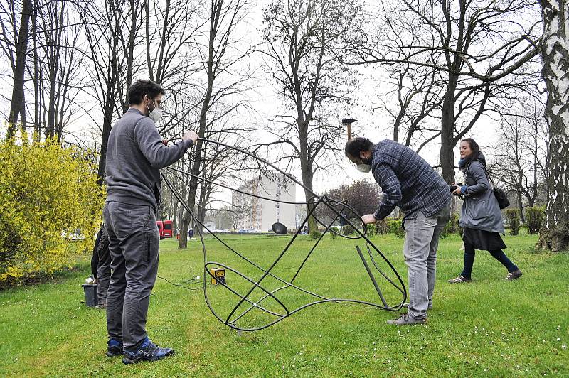 Proslulý kamenný objekt Biologické těleso sochaře Josefa Klimeše je od víkendu schovaný v krychli potažené plachtou s velkoformátovými fotografiemi blízkého okolí. Instalace tak vytváří iluzi neviditelnosti. Těleso, známé jako létající talíř či klobouk, z