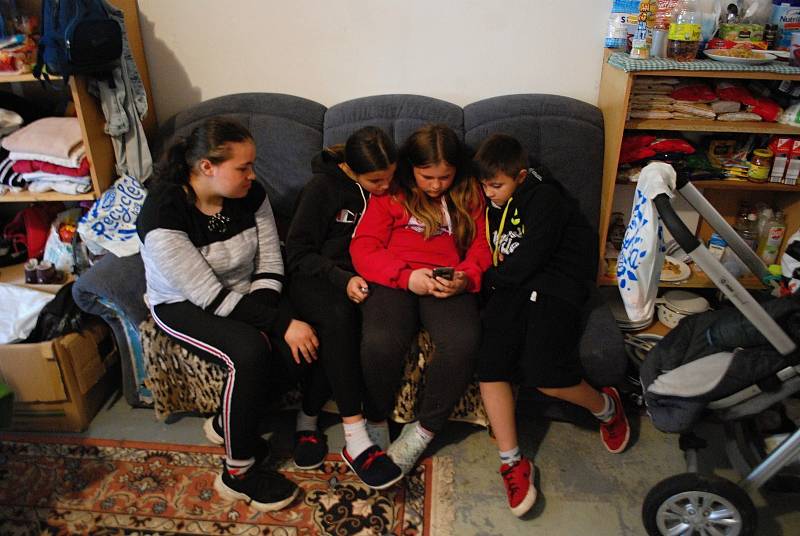 Rodina s dětmi se z vyhořelého bytu přemístila do chánovské ubytovny UNO.