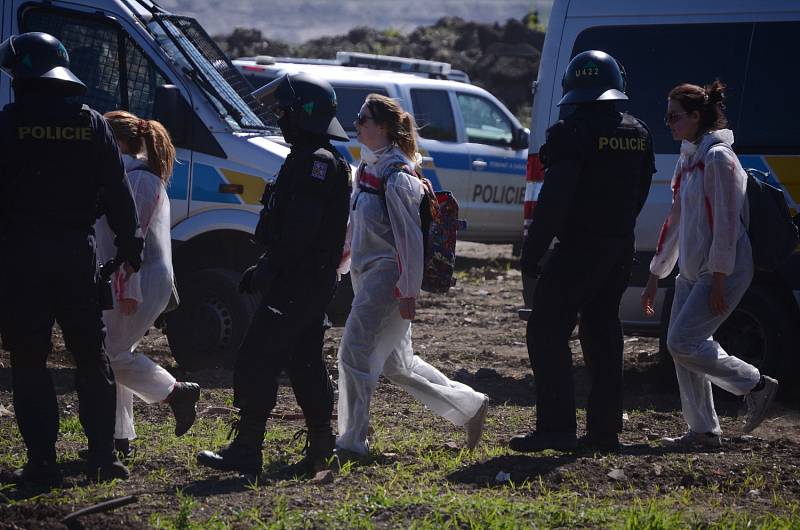 Pochod demonstrantů do dolu Bílina na Mostecku.