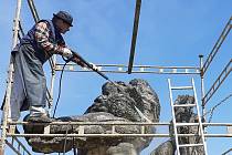 Symbol nového Mostu dostává do těla. Začalo restaurování velké sochy lva.