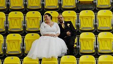 Vratislav Bílek hokejový Litvínov miluje tolik, že i s manželkou Eliškou kulisy zimního stadionu využil na svatební fotografie.