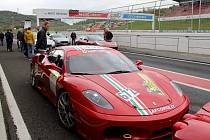 Majitelé a příznivci luxusních vozů značek Ferrari a Maserati se sešli na akci Scuderia Driving Experience na mosteckém autodromu