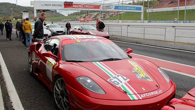 Majitelé a příznivci luxusních vozů značek Ferrari a Maserati se sešli na akci Scuderia Driving Experience na mosteckém autodromu