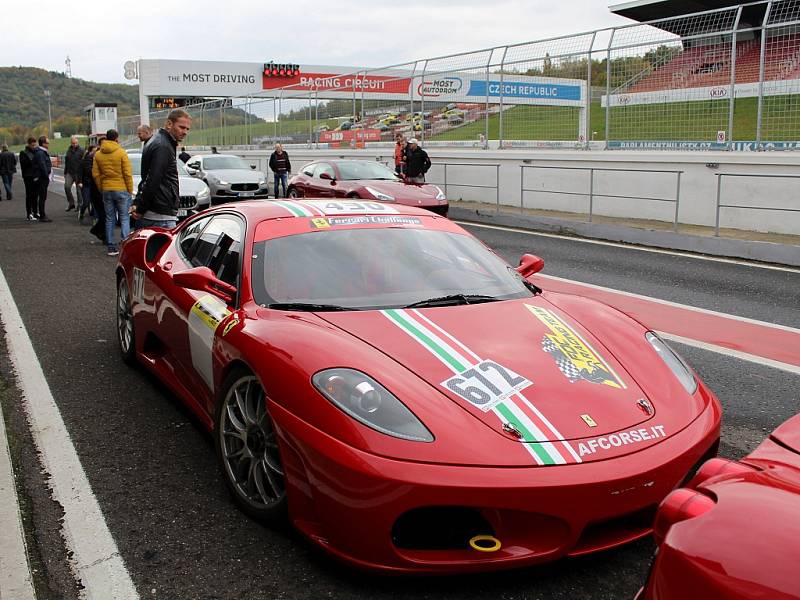 Majitelé a příznivci luxusních vozů značek Ferrari a Maserati se sešli na akci Scuderia Driving Experience na mosteckém autodromu