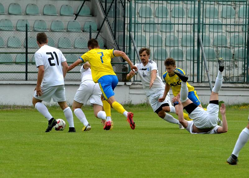 Zápas FK Baník Most-Souš (v bílém) versus Teplice U19.