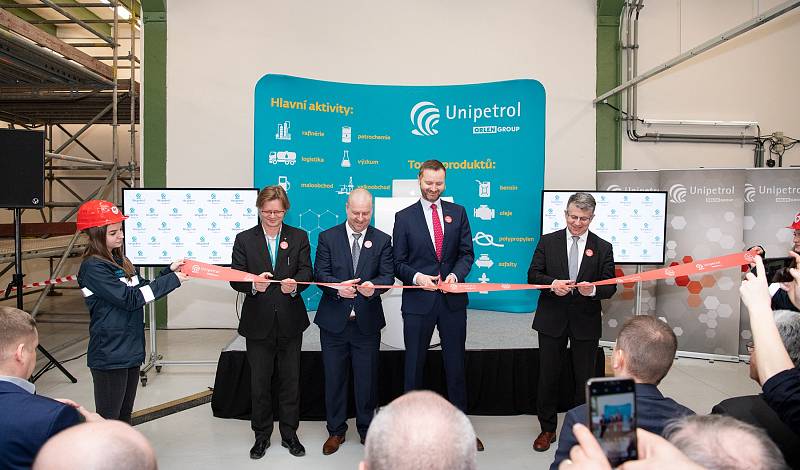 Unipetrol otevřel tréninkové centrum. Nové zaměstnance bude školit na zmenšených modelech provozu.