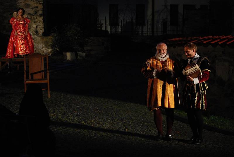 Premiéra výpravné inscenace Golem v romantickém prostředí mosteckého hradu večer v pátek 17. září.