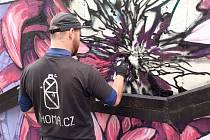 Volné seskupení výtvarníků z Ostravska v čele s graffiti umělcem Nikolou Khoma Vavrousem zkrášlili zeď v parku Šibeník v Mostě.