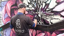 Volné seskupení výtvarníků z Ostravska v čele s graffiti umělcem Nikolou Khoma Vavrousem zkrášlili zeď v parku Šibeník v Mostě.