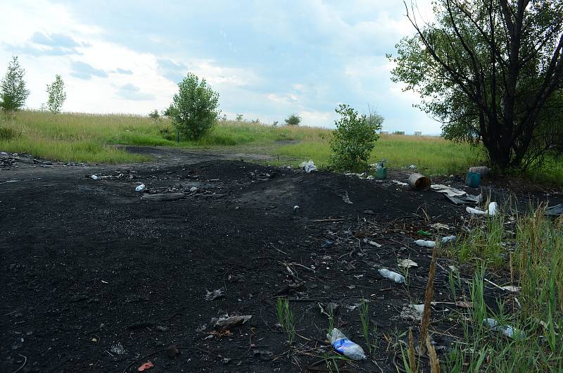 Deník zdokumentoval místo, kde se v rozporu se zákonem ve velkém vypalují kabely a získávají kovy z různých elektrozařízení. Spálená louka s ohořelými stromy leží na katastru Růžodol u Litvínova. Je to státní pozemek.