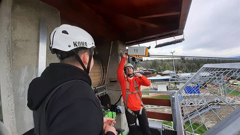 Ve Sport areálu Klíny v Krušných horách na Mostecku zprovoznili lanový skluz (zipline) přes Šumenské údolí.