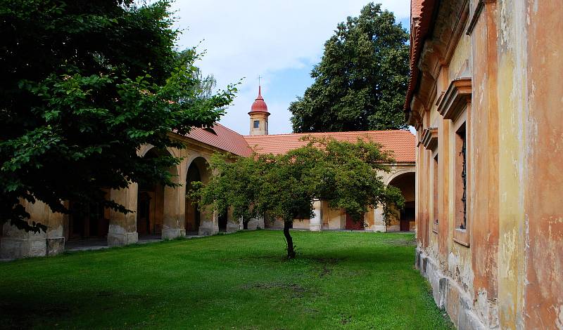 Farní a poutní kostel Panny Marie Bolestné v Mariánských Radčicích je obklopen ambitem s kaplemi a nástropními malbami.