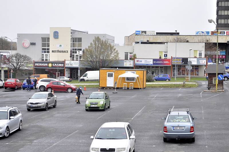 Nové testovací místo na covid v centru Mostu v pondělí 12. dubna.