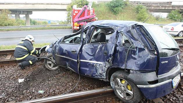 Osobní automobilo skončil po smyku v kolejišti tramvají