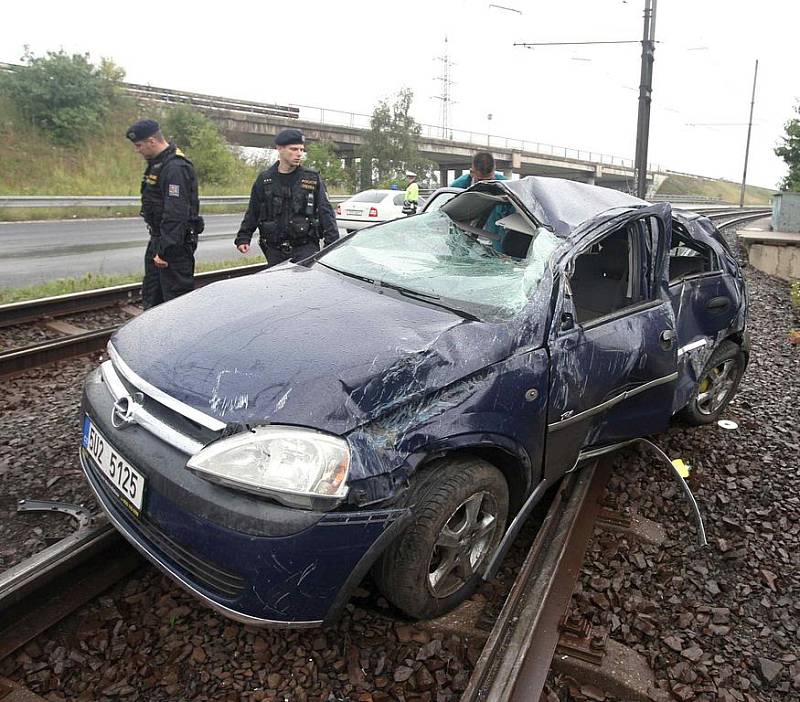 Osobní automobilo skončil po smyku v kolejišti tramvají