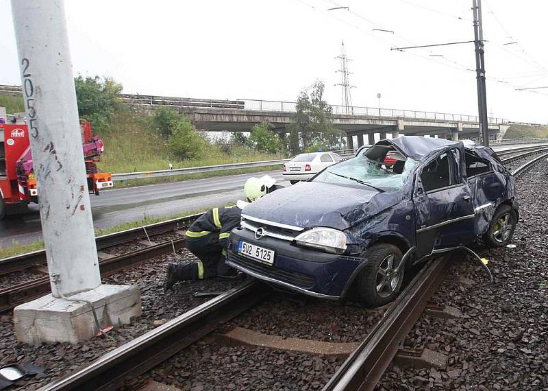 Osobní automobilo skončil po smyku v kolejišti tramvají