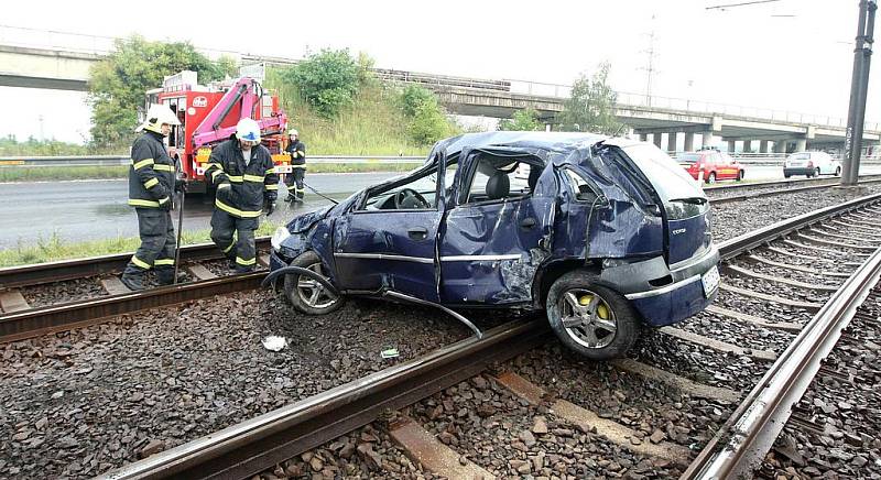 Osobní automobilo skončil po smyku v kolejišti tramvají