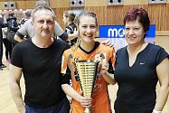 Házenkářka Katarína Kostelná s rodiči v mostecké sportovní hale.