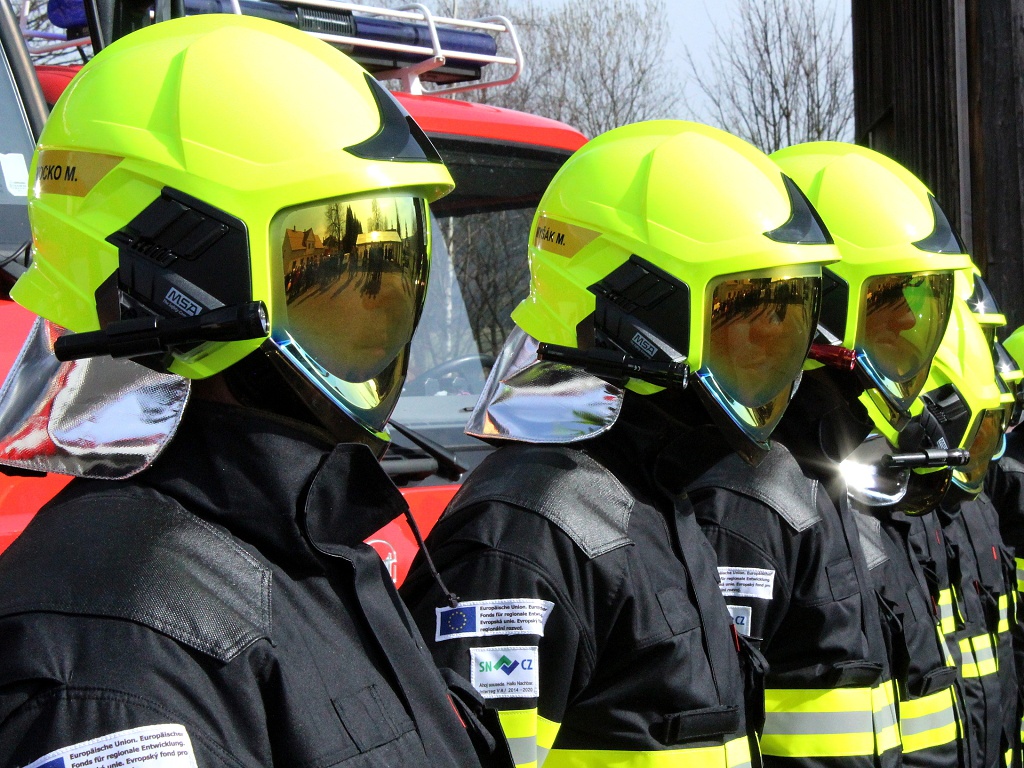 Brandovští hasiči mají díky projektu nové zásahové obleky - Mostecký deník