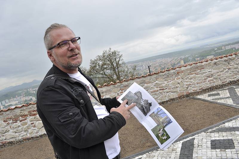 Archeolog Milan Sýkora s publikací o hradech na nádvoří mosteckého hradu, kde se našly zbytky šlechtického paláce z éry kolem roku 1500. Zdokumentovaný prostor je už zasypán a vydlážděn.