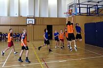 Ve Středisku volného času v Mostě okresní kolo v basketbalu starších žáků i žákyň základních škol.