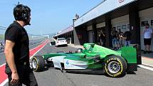 Na okruhu mosteckého autodromu byl k vidění Jaguar R5 F1, monopost formule 1, s nímž v roce 2004 startoval ve velkých cenách australský pilot Mark Webber.