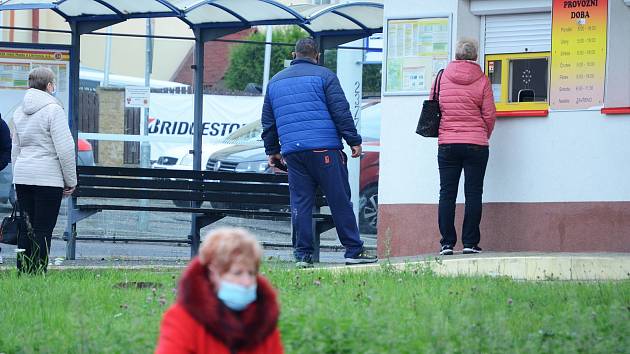 Lidé na Mostecku nosí roušky i venku.