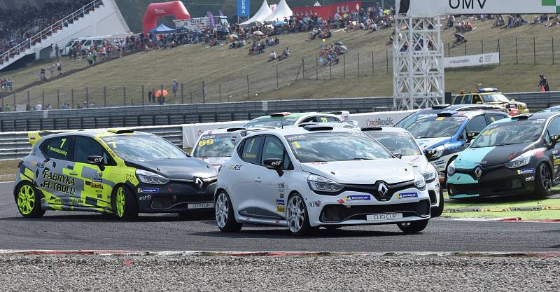 Nedělní deštivé závody na mosteckém autodromu.