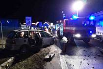 Dopravní nehoda uzavřela silnici v Havrani. Zraněného člověka vyprostili hasiči