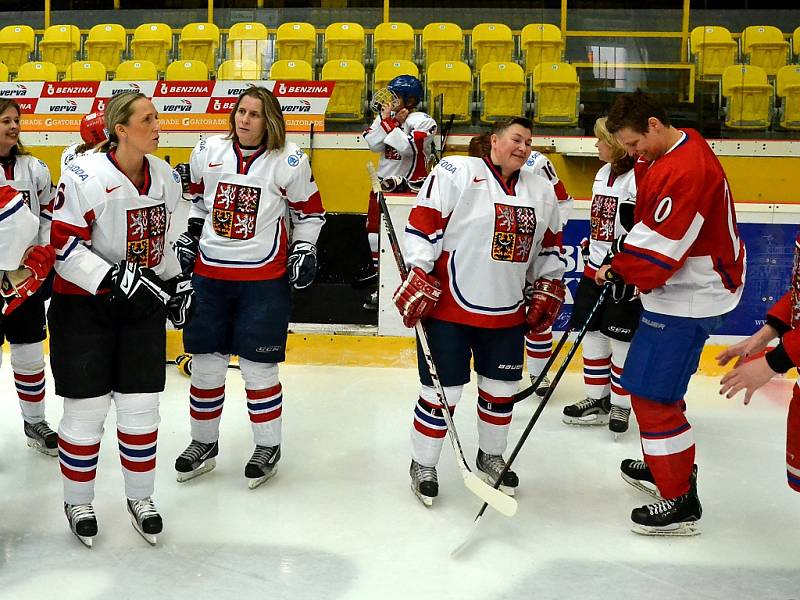 Na litvínovském zimáku se sešly hokejové veteránky.