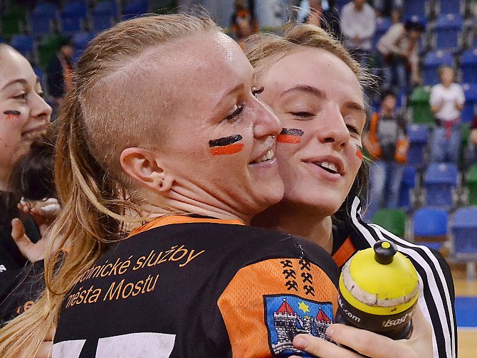 Markéta Jeřábková (vpravo) se raduje se spoluhráčkou Petrou Růčkovou po postupu do finále play off.