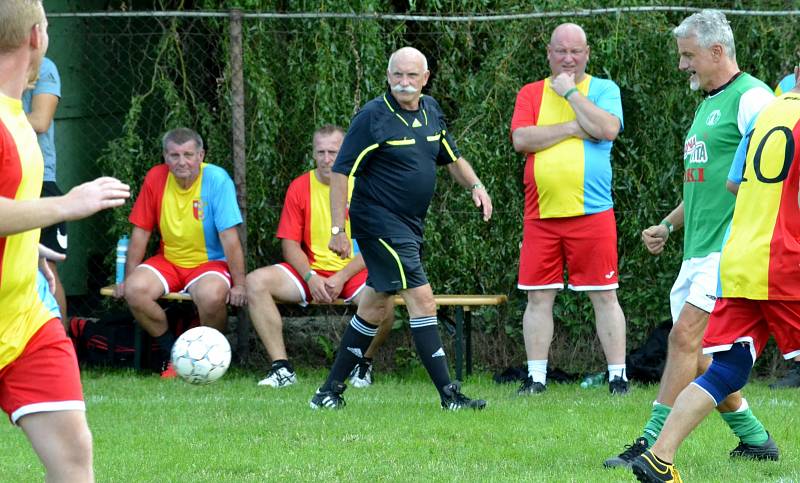 Poslední zápas Pepíka Ká v Patokryjích a utkání staré gardy Bohemians Praha (v zeleném) proti místním