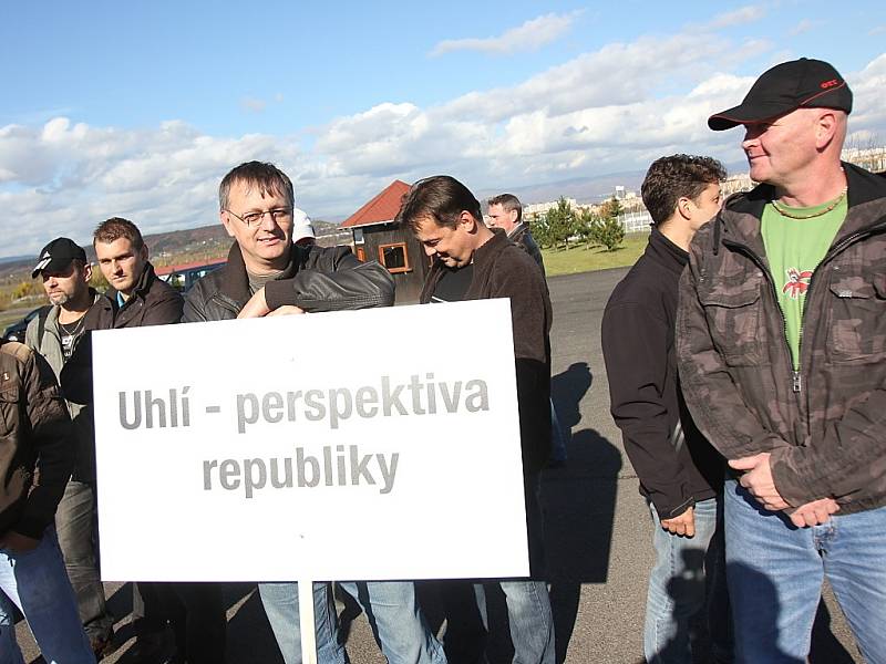 Horníci vítají prezidenta Miloše Zemana na mosteckém hipodromu.