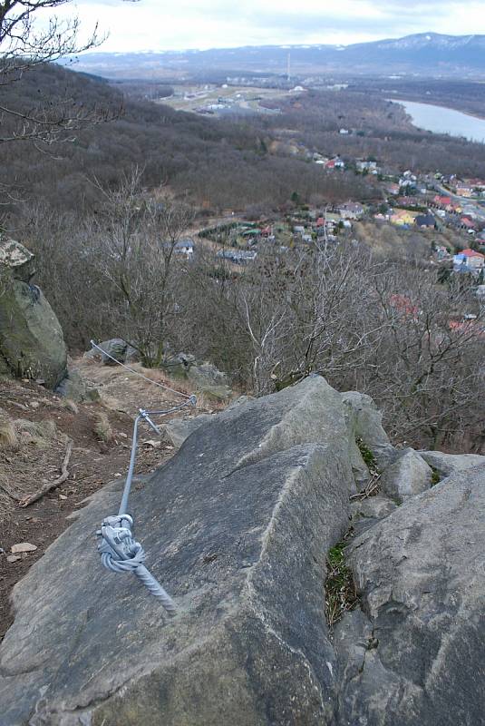 Cesta k jeskyni pod hradem Hněvín v Mostě.