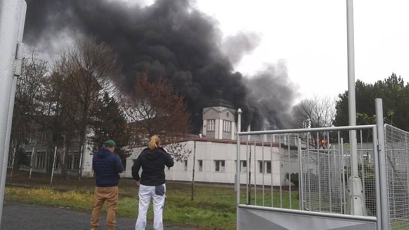 V průmyslovém areálu RICO u děkanského kostela v Mostě začala v sobotu dopoledne 19. prosince hořet jedna z hal.