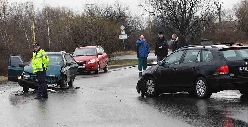 Čelní střet dvou aut se obešel bez zranění