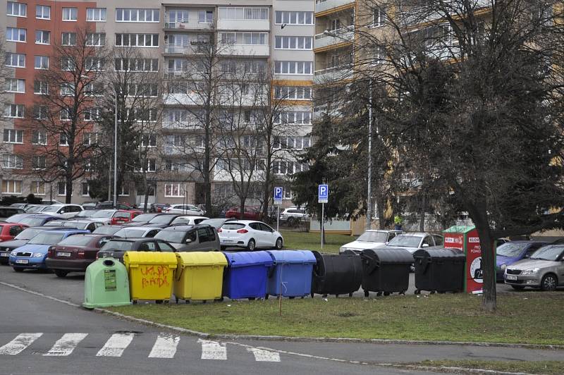 Popelnice bez přístřešků v Mostě vypadají hrozně, jako pěst na oko