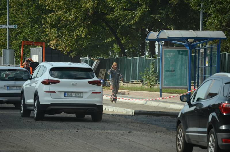 Kolony aut se tvoří u první rekonstruované zastávky MHD v mostecké ulici Višňová.