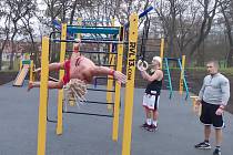V obci Havraň u Mostu otevřeli veřejné workoutové hřiště.