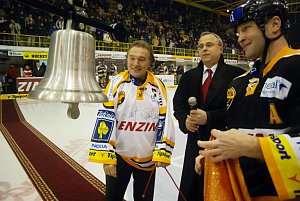 Karel Gott křtil 23. prosince 2007 na litvínovském stadionu Zvon vítězství