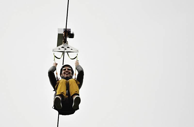 Ve Sport areálu Klíny v Krušných horách na Mostecku zprovoznili lanový skluz (zipline) přes Šumenské údolí.