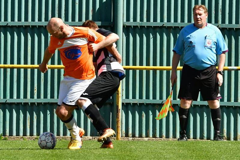 Meziboří (v oranžovém) na velikonoční neděli doma vypráskalo 5:0 Dobkovice.