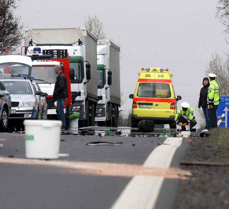 Motorkář střet s luxuním vozem nepřežil