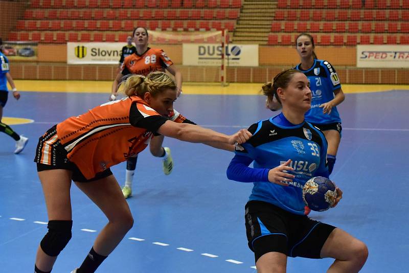 Mostečanky (v oranžovém) slavily v Šale rozdílem tří branek 30:27.