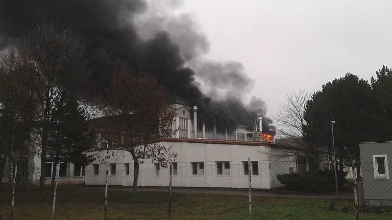 V průmyslovém areálu RICO u děkanského kostela v Mostě začala v sobotu dopoledne 19. prosince hořet jedna z hal.