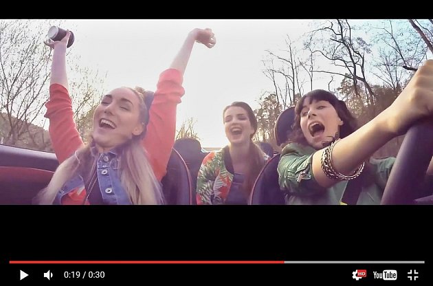 Záběry z TV reklamy na MOL z roku 2016 připomínají video z tragické nehody dvou mladých žen v Obrnicích. 