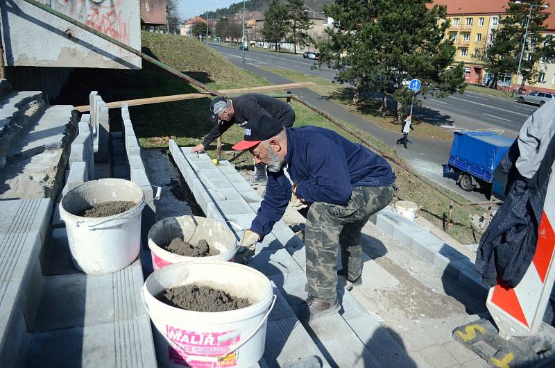 Řemeslníci opravují schody mezi parkem pod nemocnicí a ulicí Slovenského národního povstání v Mostě.