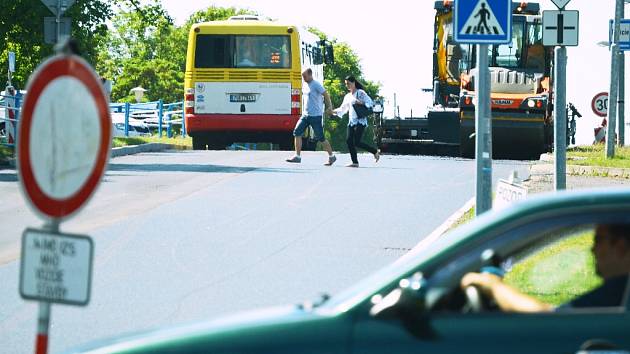 Situace v ulici Topolová v Mostě v poledne 20. července.