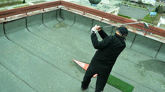 Mostecký architekt Jiří Harant odpálil míček ze střechy hotelu Cascade směrem na radnici. Extrémní golfisté soutěžili v sobotu v centru Mostu.