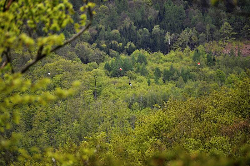 Ve Sport areálu Klíny v Krušných horách na Mostecku zprovoznili lanový skluz (zipline) přes Šumenské údolí.
